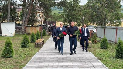 Президент Южной Осетии Алан Гаглоев и государственный советник президента Марат Камболов возложили цветы к памятнику участникам Великой Отечественной войны