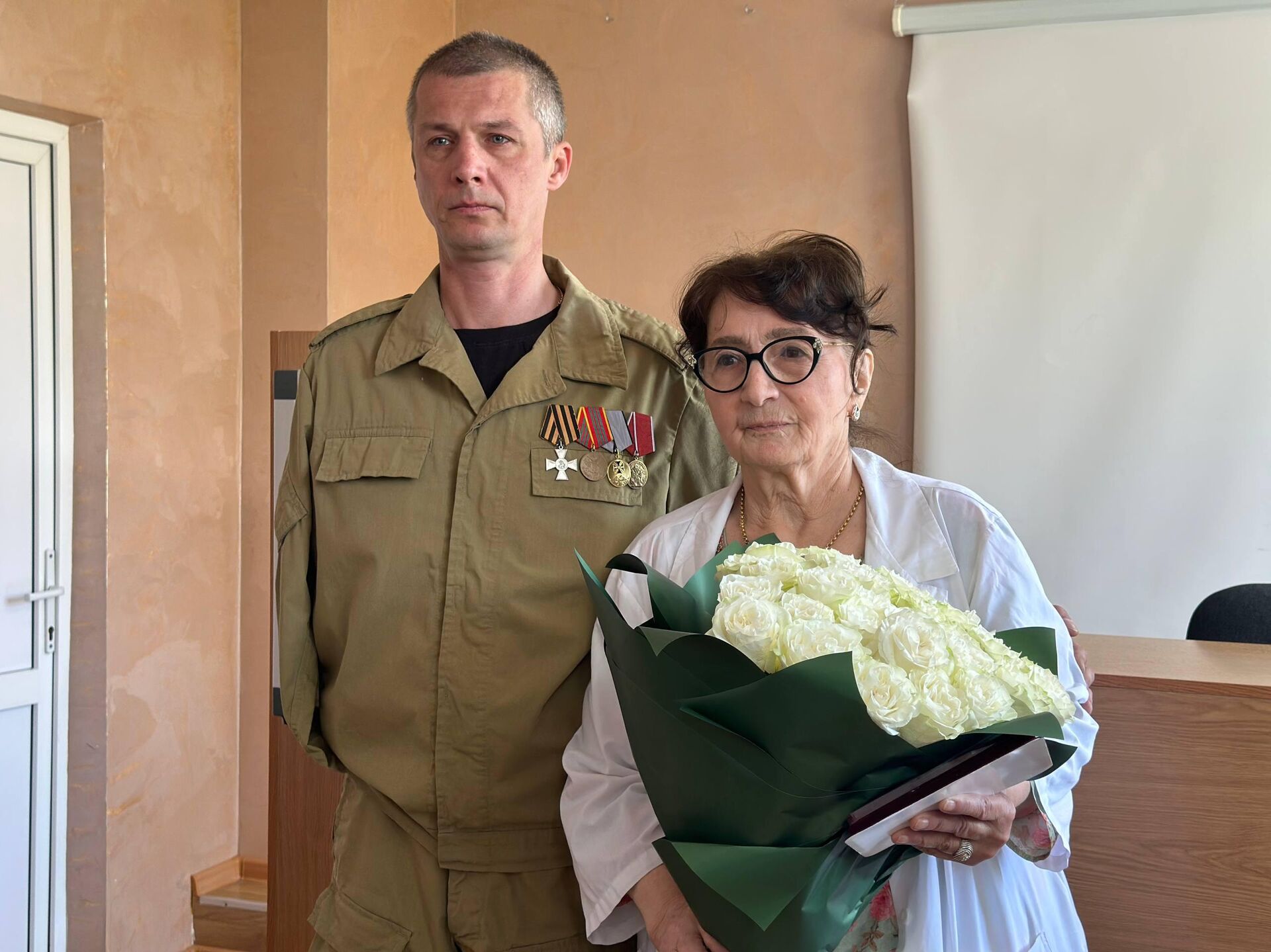 В Южной Осетии наградили врачей, спасавших российских военных в 2008 году В Южной Осетии наградили врачей, спасавших российских военных в 2008 году - Sputnik Южная Осетия, 1920, 15.06.2026