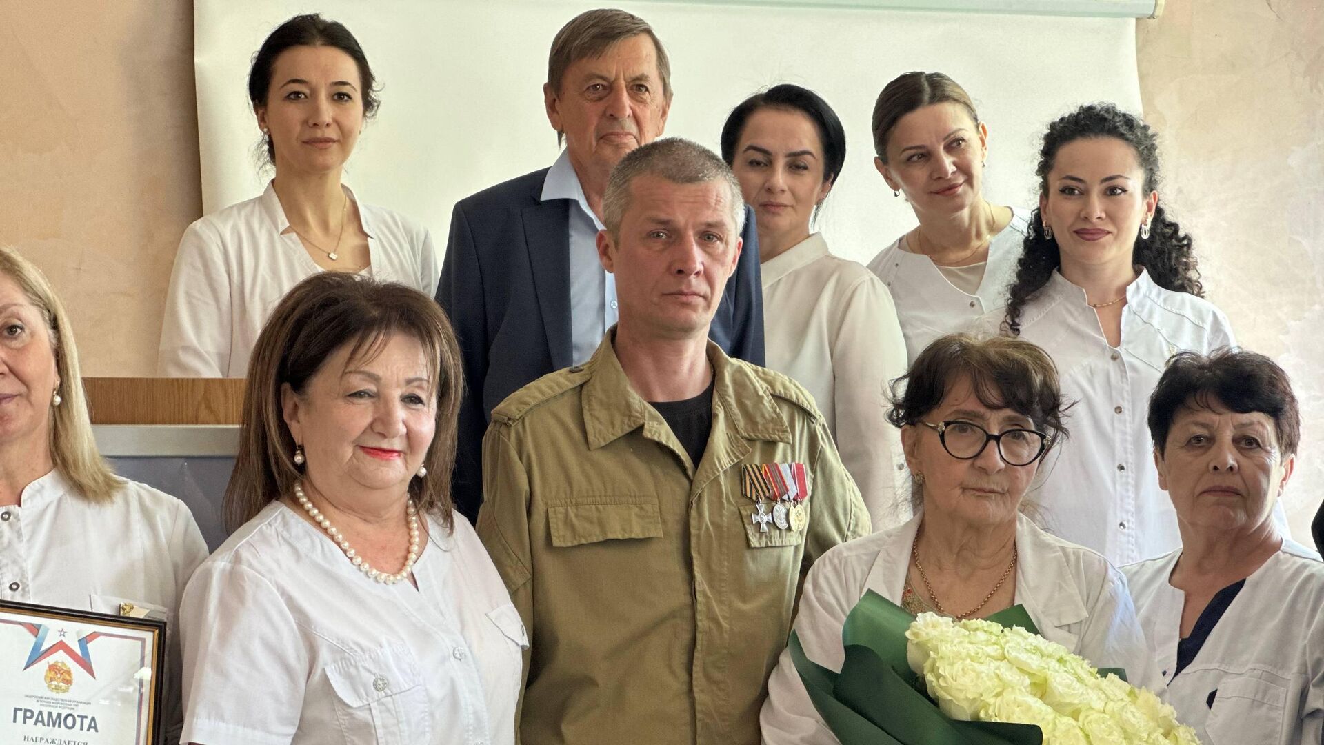 В Южной Осетии наградили врачей, спасавших российских военных в 2008 году В Южной Осетии наградили врачей, спасавших российских военных в 2008 году - Sputnik Южная Осетия, 1920, 15.06.2026