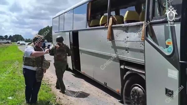 СК РФ публикует кадры с места удара ВСУ по автобусу с белорусскими детьми в Брянской области - Sputnik Южная Осетия