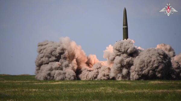 Пуск баллистической ракеты с комплекса Искандер-М. Архивное фото  - Sputnik Южная Осетия