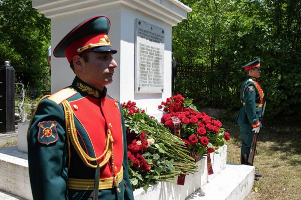 Возложение цветов к памятнику 13-ти Коммунарам в Южной Осетии - Sputnik Южная Осетия