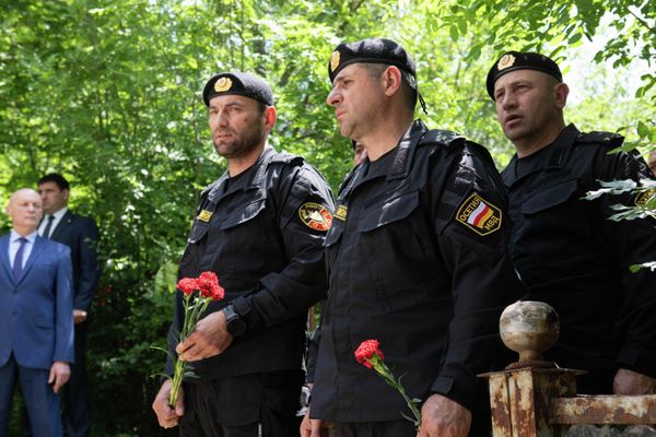 Возложение цветов к памятнику 13-ти Коммунарам в Южной Осетии - Sputnik Южная Осетия