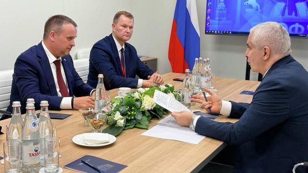 Марат Камболов обсудил вопросы пересечения границы на пункте пропуска Нижний Зарамаг с главой ФТС России Валерием Пикалёвым - Sputnik Южная Осетия