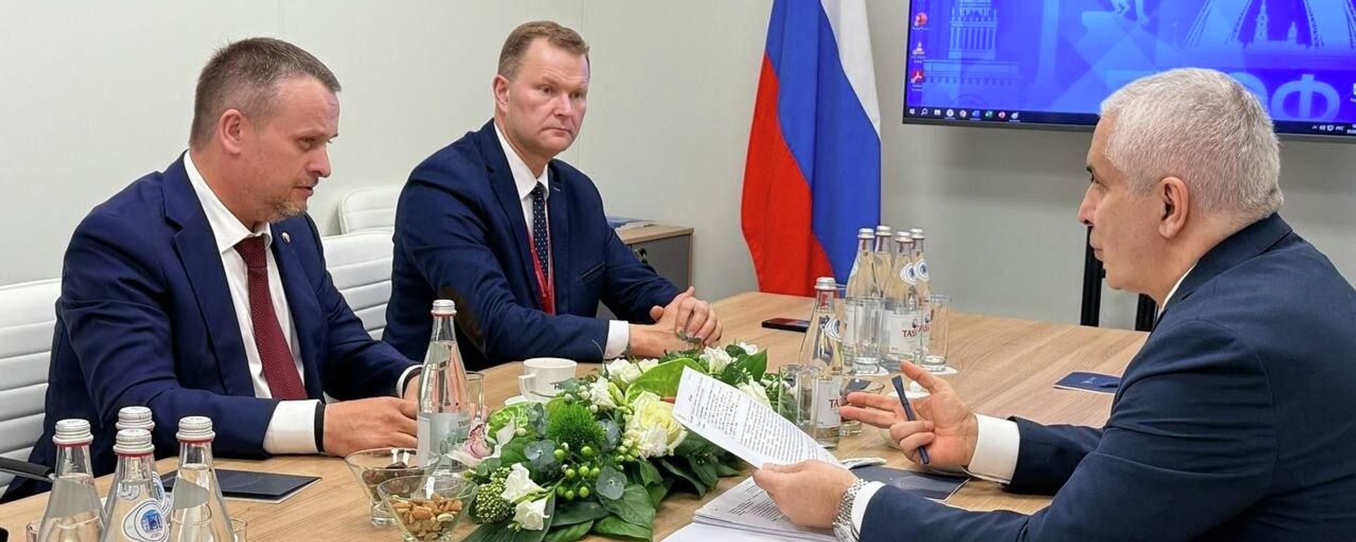 Марат Камболов обсудил вопросы пересечения границы на пункте пропуска Нижний Зарамаг с главой ФТС России Валерием Пикалёвым - Sputnik Южная Осетия, 1920, 19.06.2026