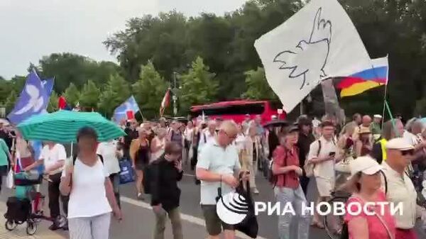 Мир! Россия - не наш враг: жители Берлина вышли на массовую антивоенную акцию - Sputnik Южная Осетия
