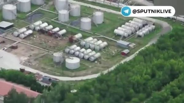 Удар по украинской нефтебазе Канцеровка нанесён беспилотниками Герань в районе населенного пункта Высокогорное, сообщает Минобороны РФ - Sputnik Южная Осетия