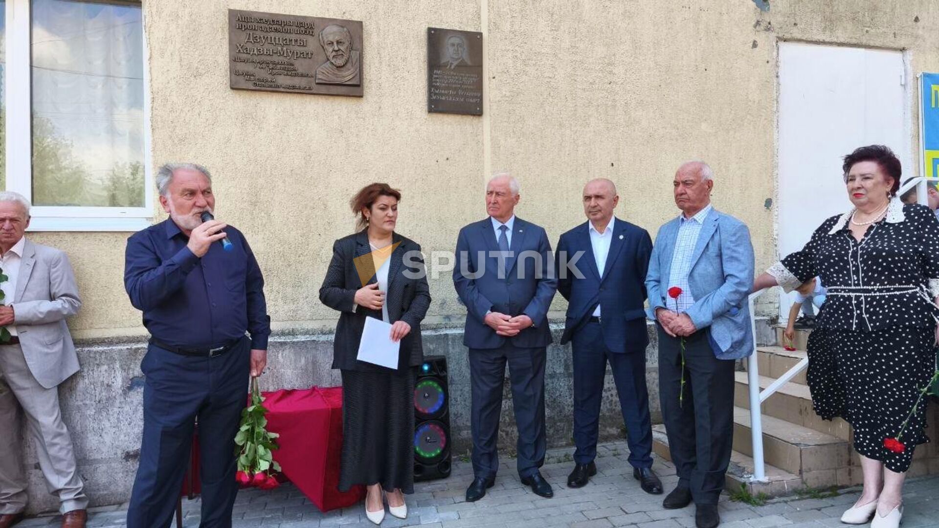 Открытие мемориальной доски в память о выдающемся осетинском поэте Хаджи-Мурате Дзуццати - Sputnik Южная Осетия, 1920, 23.06.2026