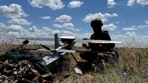 Военнослужащий ВСУ готовится к запуску беспилотника Хорнет - Sputnik Южная Осетия