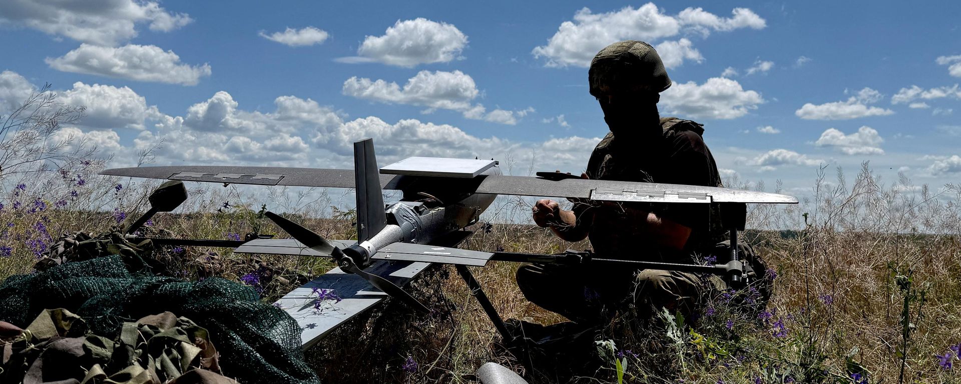 Военнослужащий ВСУ готовится к запуску беспилотника Хорнет - Sputnik Южная Осетия, 1920, 25.06.2026