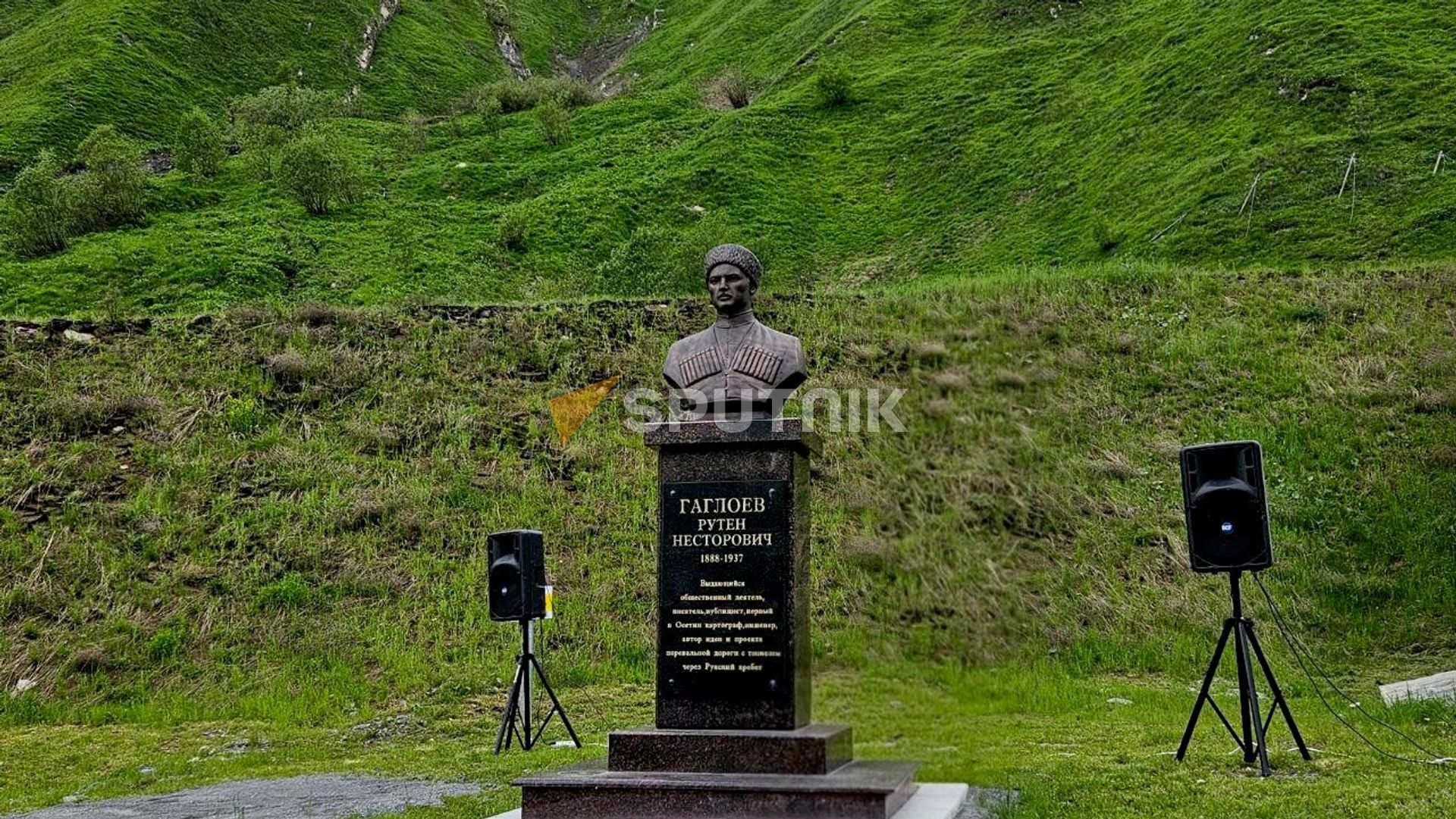 Памятник выдающемуся осетинскому инженеру-строителю Рутену Гаглоеву у въезда в Рукский туннель - Sputnik Южная Осетия, 1920, 25.06.2026
