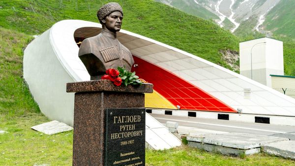 Памятник выдающемуся осетинскому инженеру-строителю Рутену Гаглоеву у въезда в Рукский туннель - Sputnik Южная Осетия