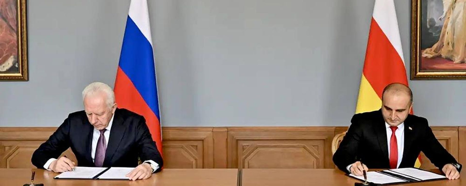 Генеральный прокурор России Александр Гуцан и генеральный прокурор Южной Осетии Григорий Собаев - Sputnik Южная Осетия, 1920, 25.06.2026