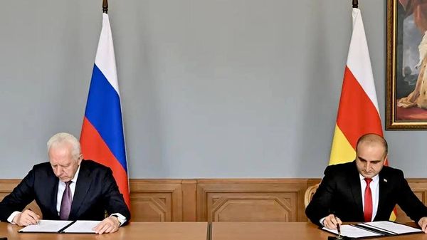 Генеральный прокурор России Александр Гуцан и генеральный прокурор Южной Осетии Григорий Собаев - Sputnik Южная Осетия