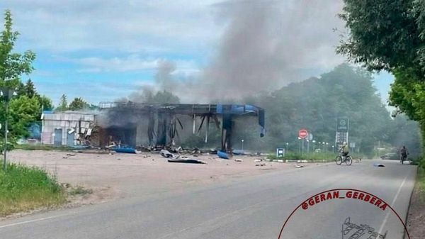 Более 150 заправок сожгли на Украине дроны ВС РФ за последние два месяца, утверждает украинский экс-министр инфраструктуры Андрей Пивоварский - Sputnik Южная Осетия