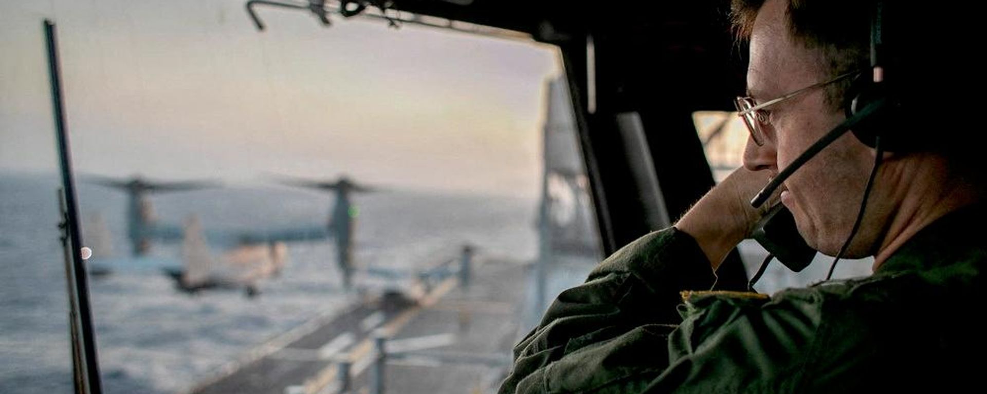 Офицер ВМС США на борту десантного корабля USS Tripoli в Аравийском море. Архивное фото - Sputnik Южная Осетия, 1920, 29.06.2026