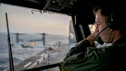 Офицер ВМС США на борту десантного корабля USS Tripoli в Аравийском море. Архивное фото