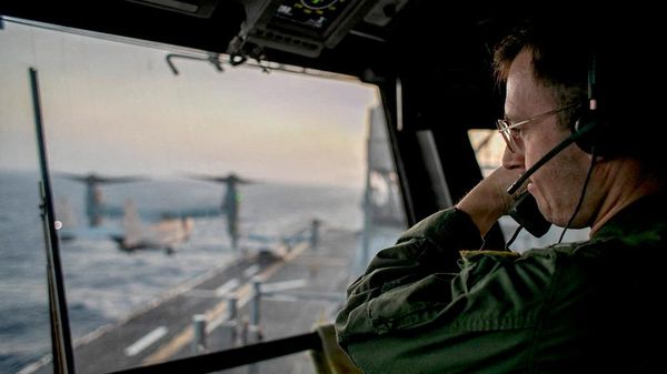 Офицер ВМС США на борту десантного корабля USS Tripoli в Аравийском море. Архивное фото - Sputnik Южная Осетия