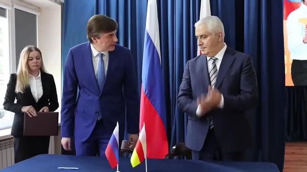 Технопарк, 10 тысяч учебников и новое оборудование: развитие образования Южной Осетии обсудили в Цхинвале - Sputnik Южная Осетия