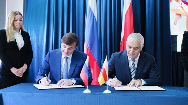 Глава Минпросвещения России Сергей Кравцов и и.о. президента Южной Осетии Марат Камболов - Sputnik Южная Осетия