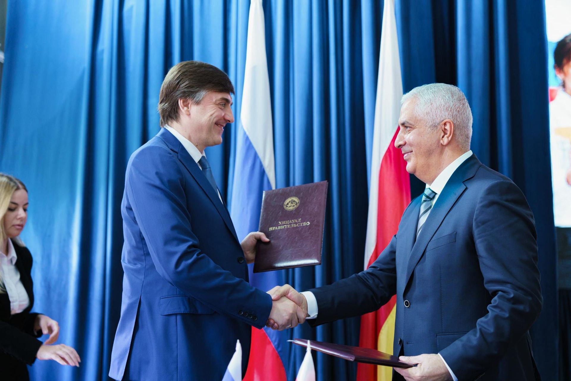 Глава Минпросвещения России Сергей Кравцов и и.о. президента Южной Осетии Марат Камболов - Sputnik Южная Осетия, 1920, 02.07.2026