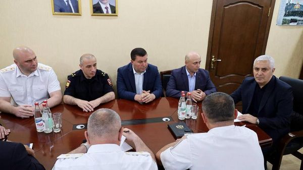 Марат Камболов представил личному составу Министерства внутренних дел нового руководителя Радиона Габараева - Sputnik Южная Осетия