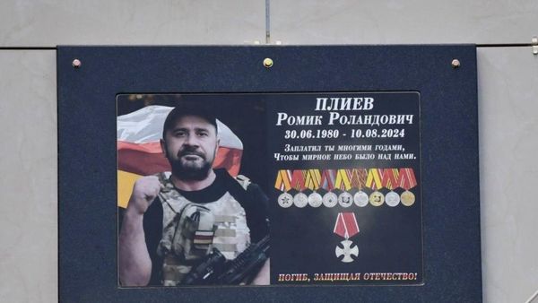Мемориальная доска памяти участника СВО Ромео Плиева - Sputnik Южная Осетия