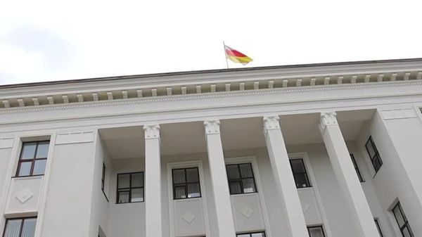 Марат Камболов представил коллективу Министерства образования и науки нового министра — Аслана Лолаева - Sputnik Южная Осетия