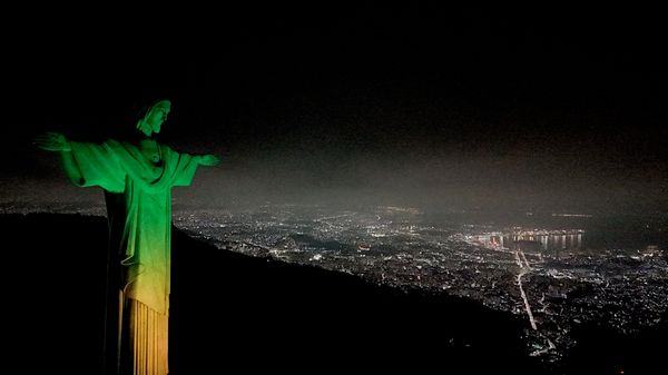 Статуя Христа-Искупителя, освещенная зеленым и желтым цветом, в Рио-де-Жанейро, Бразилия - Sputnik Южная Осетия
