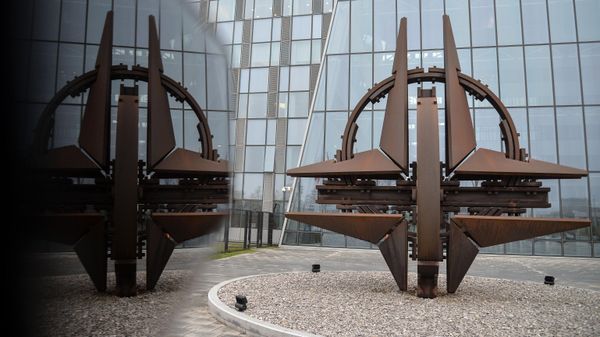 Логотип НАТО перед штаб-квартирой в Брюсселе - Sputnik Южная Осетия