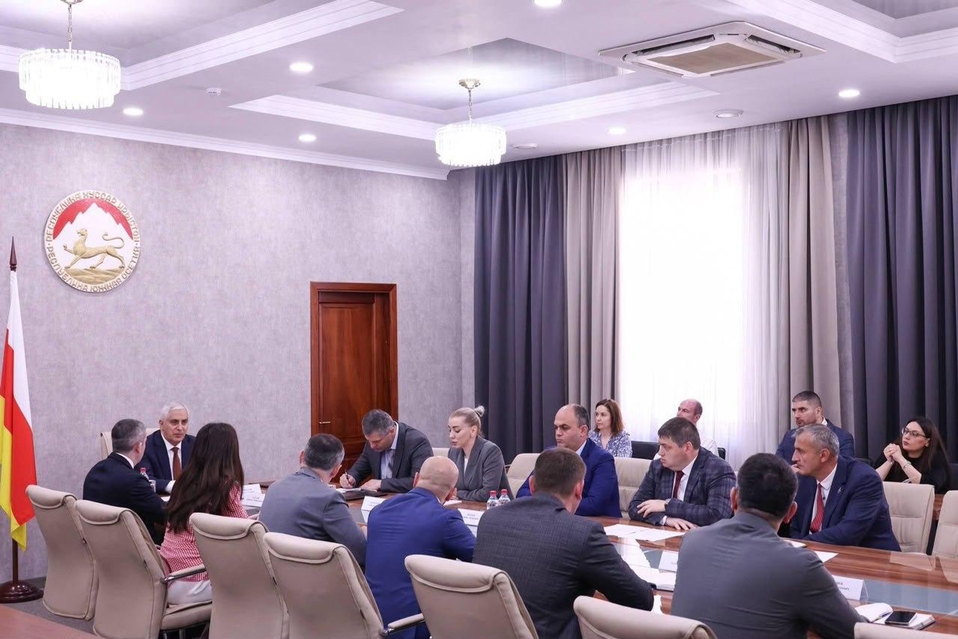 Исполняющий обязанности президента Южной Осетии Марат Камболов на рабочем совещании с кабинетом министров - Sputnik Южная Осетия, 1920, 09.07.2026