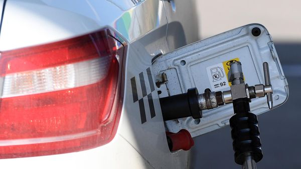 Заправка автотранспорта на автомобильной газонаполнительной компрессорной станции - Sputnik Южная Осетия