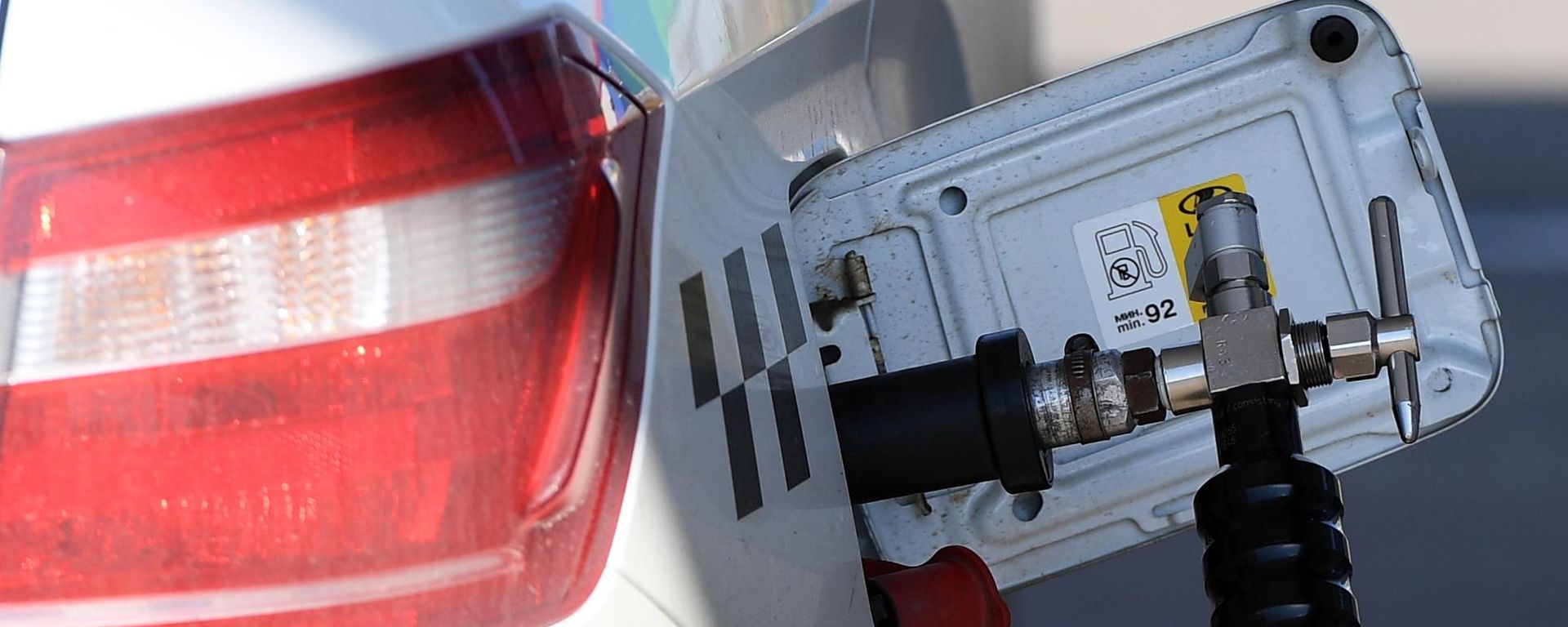 Заправка автотранспорта на автомобильной газонаполнительной компрессорной станции - Sputnik Южная Осетия, 1920, 12.07.2026