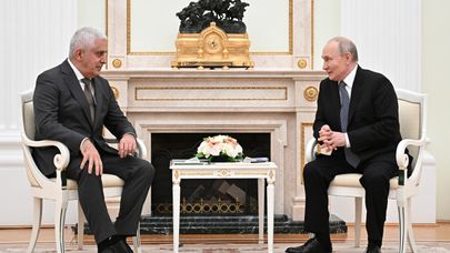Президент РФ Владимир Путин и временно исполняющий обязанности президента Южной Осетии Марат Камболов