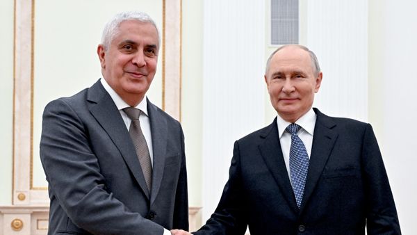 Встреча президента РФ Владимира Путина и врио президента Южной Осетии Марата Камболова - Sputnik Южная Осетия