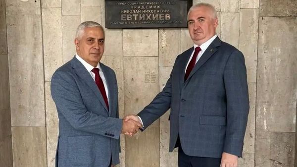 Исполняющий обязанности президента Южной Осетии Марат Камболов провел рабочую встречу с ректором Российского технологического университета (РТУ МИРЭА) Станиславом Куджем - Sputnik Южная Осетия