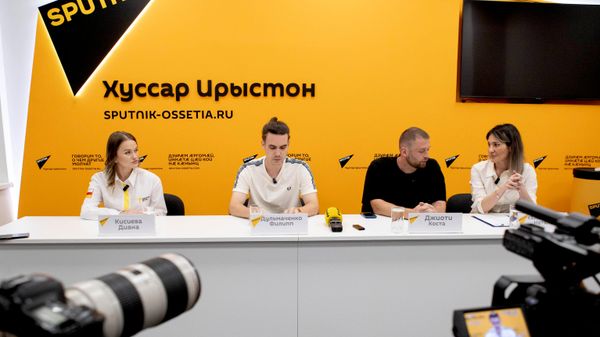 Диана Кисиева, Филипп Дульмаченко, Коста Джиоты на пресс-конференции в Sputnik - Sputnik Хуссар Ирыстон