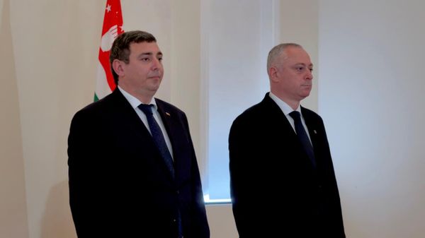 Чрезвычайный и Полномочный посол Южной Осетии в Абхазии Астамур Кация вручил верительные грамоты президенту Абхазии Бадре Гунба - Sputnik Южная Осетия