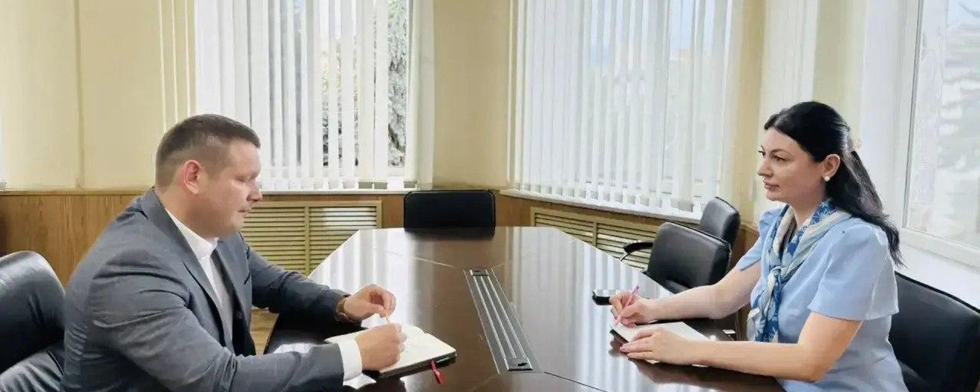 Рабочая встреча глав министерств образования и науки Южной и Северной Осетии Аслана Лолаева и Эллы Алибековой - Sputnik Южная Осетия, 1920, 20.07.2026