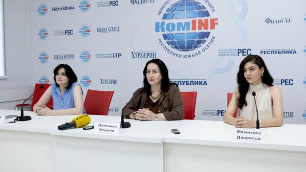 Марина Дзигоева и Дзерасса Мамитова на пресс-конференции - Sputnik Южная Осетия