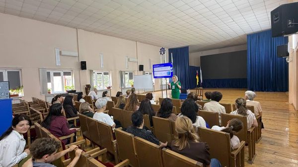 В Цхинвале прошла лекция Российского общества Знание для просветительского сообщества на тему Информационная война как элемент гибридной войны.  - Sputnik Южная Осетия