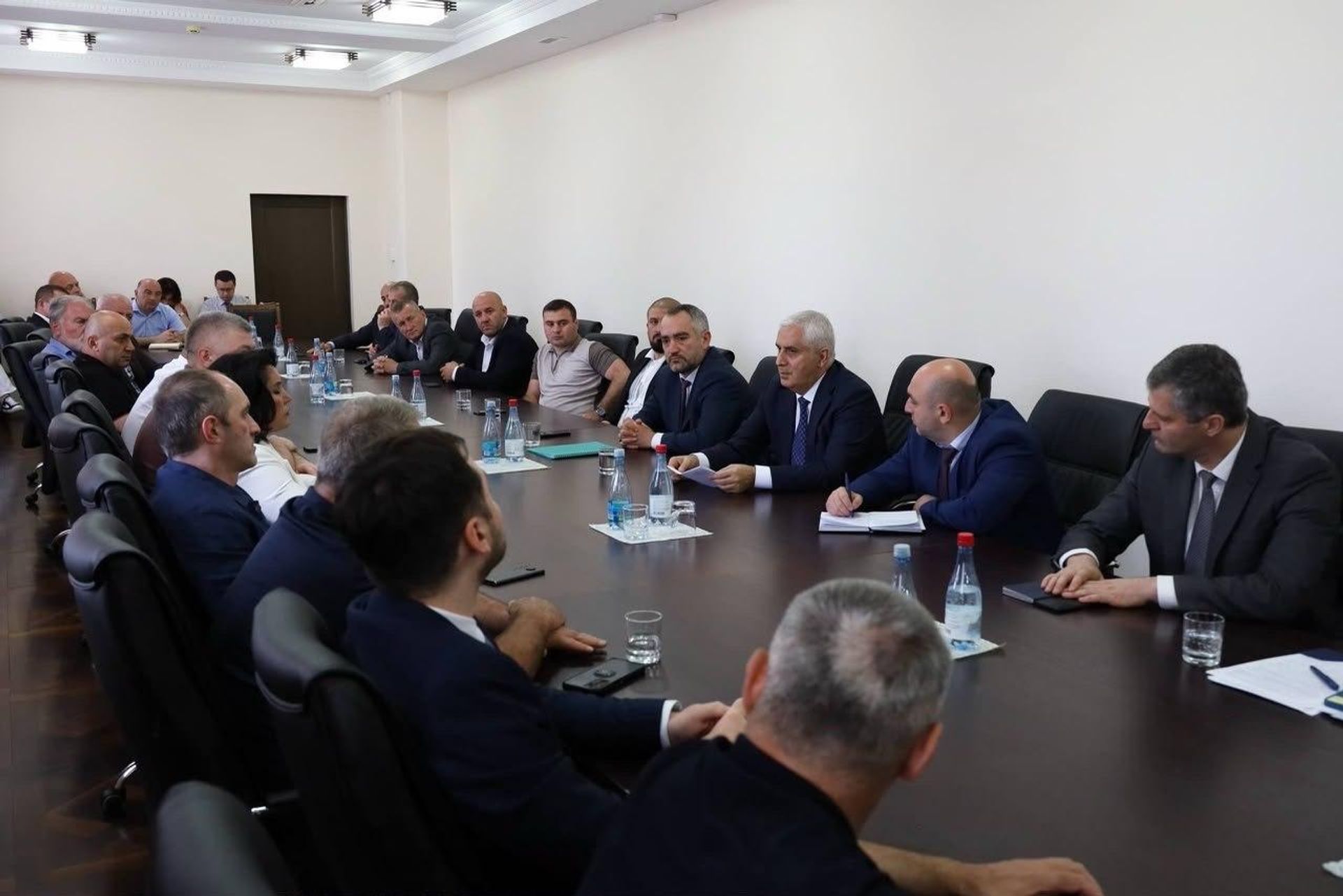 Встреча  исполняющего обязанности президента Марата Камболова с депутатами парламента - Sputnik Южная Осетия, 1920, 23.07.2026