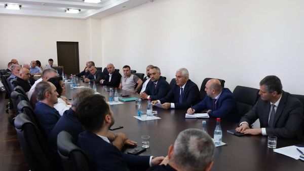 Хуссар Ирыстоны президенты хӕстӕ ӕххӕстгӕнӕг Хъамболты Марат фембӕлд республикӕйы парламенты депутаттимӕ - Sputnik Хуссар Ирыстон