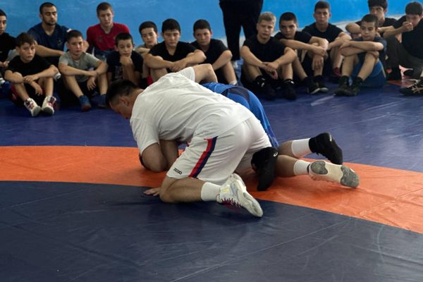 В Цхинвале прошел мастер-класс двукратного олимпийского чемпиона по греко-римской борьбе Романа Власова. В Цхинвале прошел мастер-класс двукратного олимпийского чемпиона по греко-римской борьбе Романа Власова. - Sputnik Южная Осетия