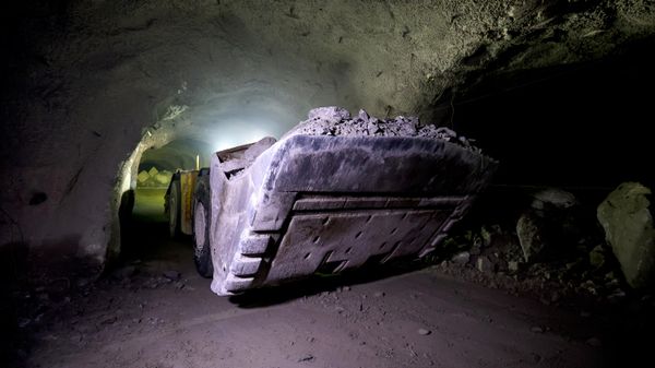 Экскаватор с рудой в руднике. Архивное фото  - Sputnik Южная Осетия