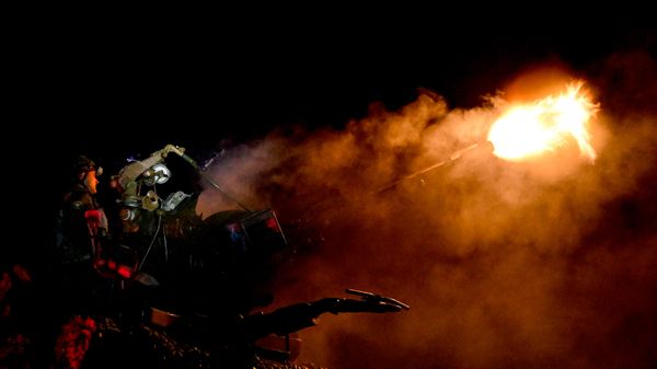 Военнослужащий ведет огонь из зенитной установки ЗУ-23. Архивное фото  - Sputnik Южная Осетия