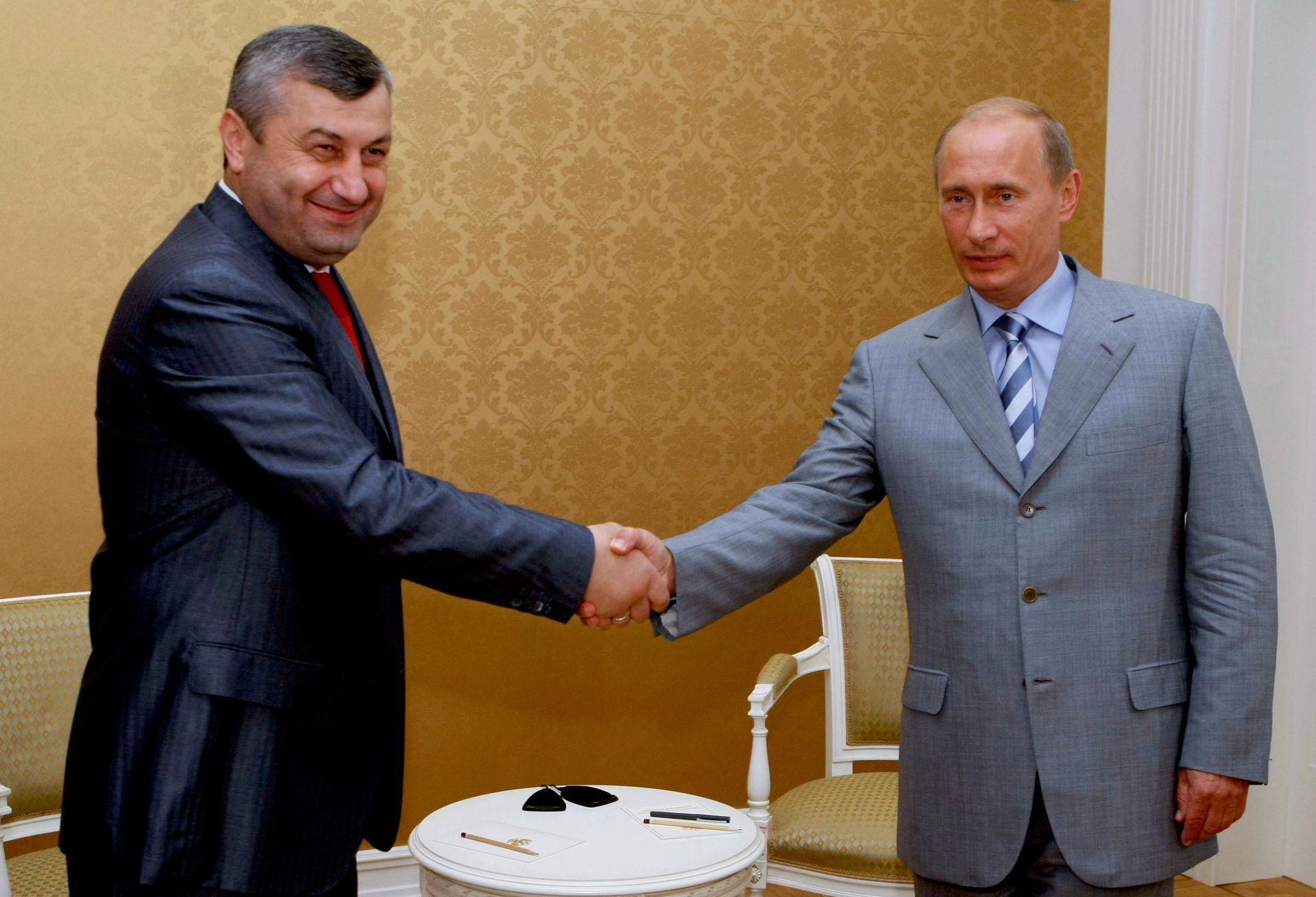 Встреча Владимира Путина и Эдуарда Кокойты в 2008 году  - Sputnik Южная Осетия, 1920, 07.08.2026