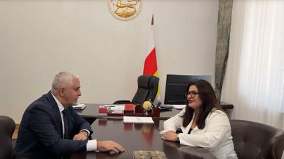 Исполняющий обязанности президента Южной Осетии Марат Камболов и оперная певица Вероника Джиоева
