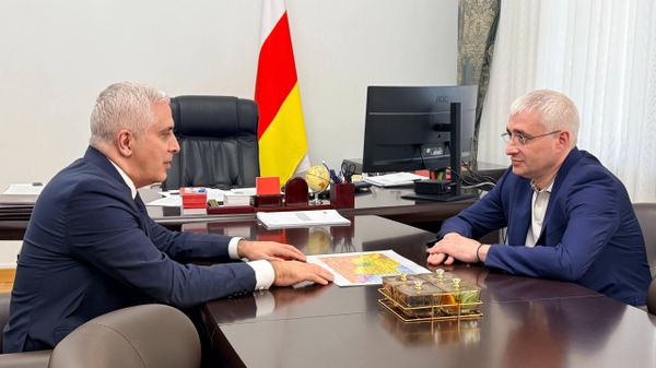 Исполняющий обязанности президента Южной Осетии Марат Камболов и депутат Госдумы России Зураб Макиев - Sputnik Южная Осетия