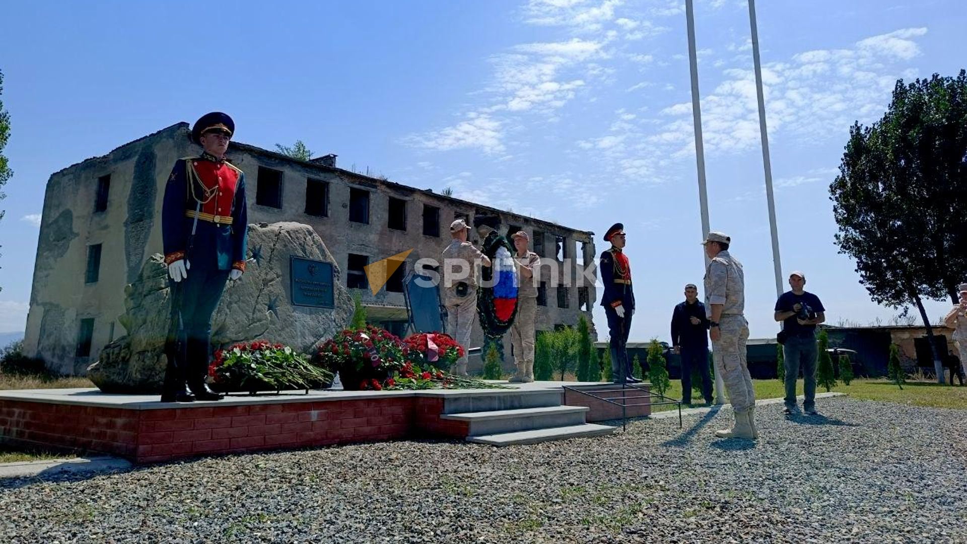 Церемония возложения цветов и венков к памятникам защитникам Южной Осетии погибшим в августе 2008 - Sputnik Южная Осетия, 1920, 08.08.2026